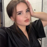 RoyalLizy, вебкам-модель Stripchat
