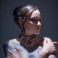 AnnyThompson_ Φωτ, Προφίλ