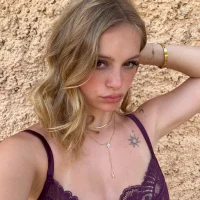 Ellakalinin00 Adlı Modelin Avatarı