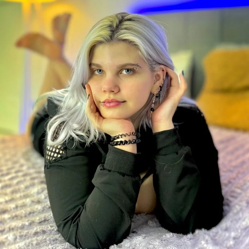 JoannLowe live cam profile