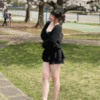 Rina_Tina Φωτ, Προφίλ