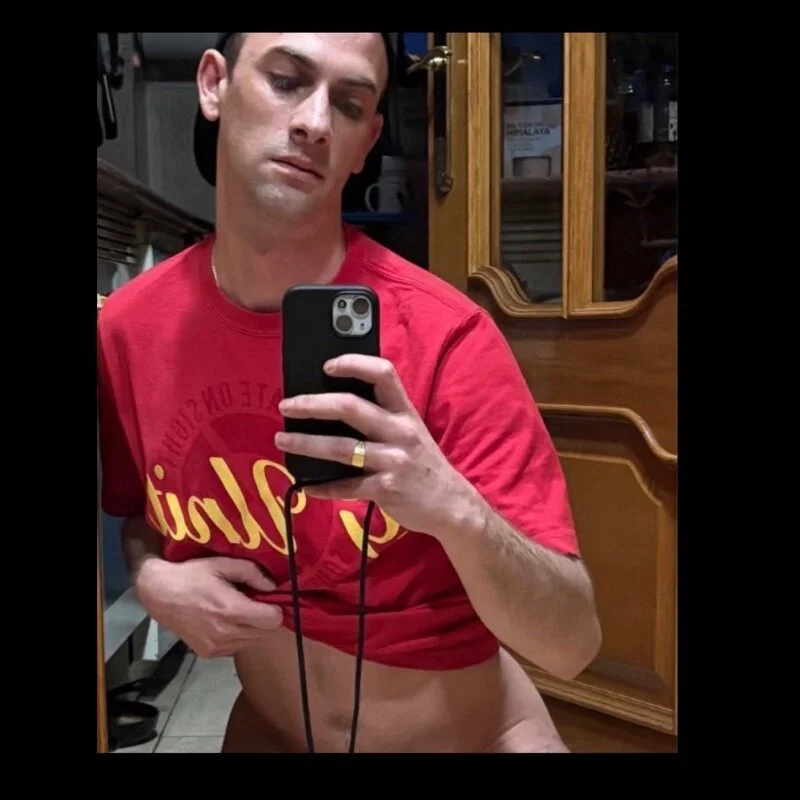 Femboyy32 profile photo