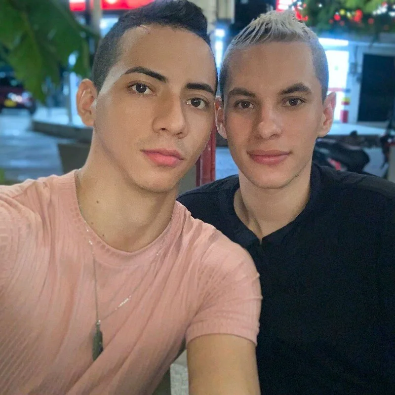 two_boys_hot69