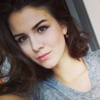 Debnam-Carey's Profile Pic