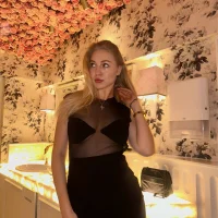 ElsaMona's Profile Pic