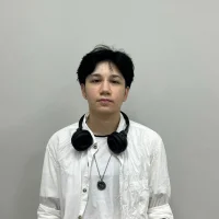 ElviaAspell Φωτ, Προφίλ