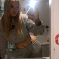 Sienna_Blonde_Milf22's Avatar Pic