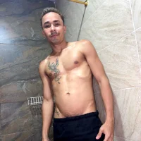 DarryAdrianDylan Φωτ, Προφίλ