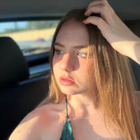 itscoraamour model avatar