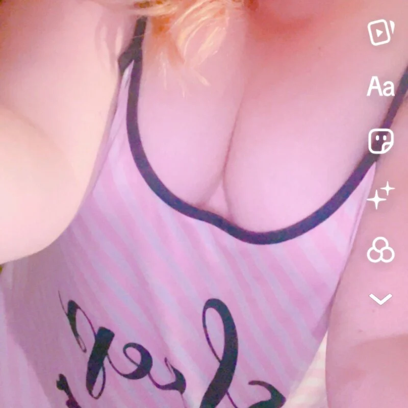 curvyhotred profile photo