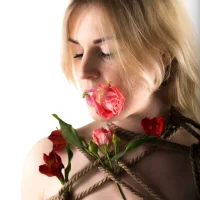 ElenaFree Φωτ, Προφίλ