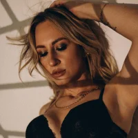 Ann_Lizzy's Avatar Pic
