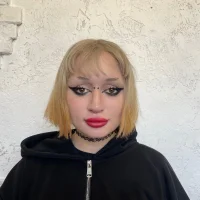 EdlaConnett Φωτ, Προφίλ