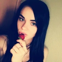 QueenMilana Φω τ, Προφίλ