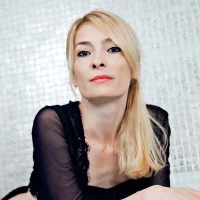 QueenofBerlin Φωτ, Προφίλ