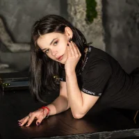 GRACE_DAVIS Φωτ, Προφίλ