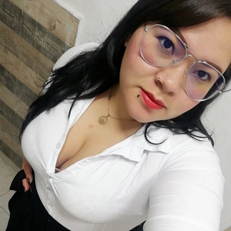 SashaBigSquirt live cam profile
