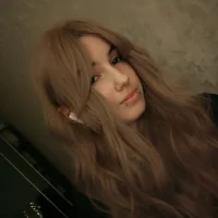 LucettaBurks Φωτ, Προφίλ