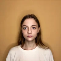 ElviaBute Φωτ, Προφίλ