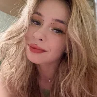 Emmy_Roses's Profile Pic