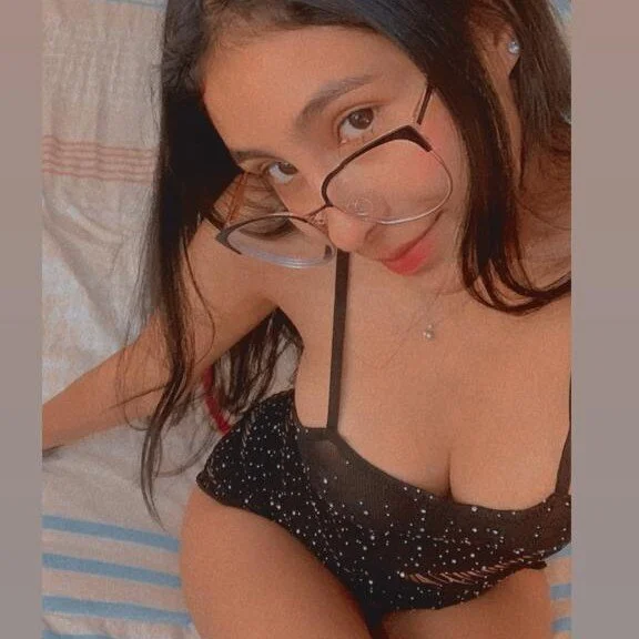 chika_hellar live cam profile