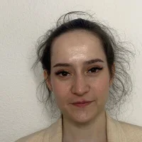 DoraPriser Φωτ, Προφίλ