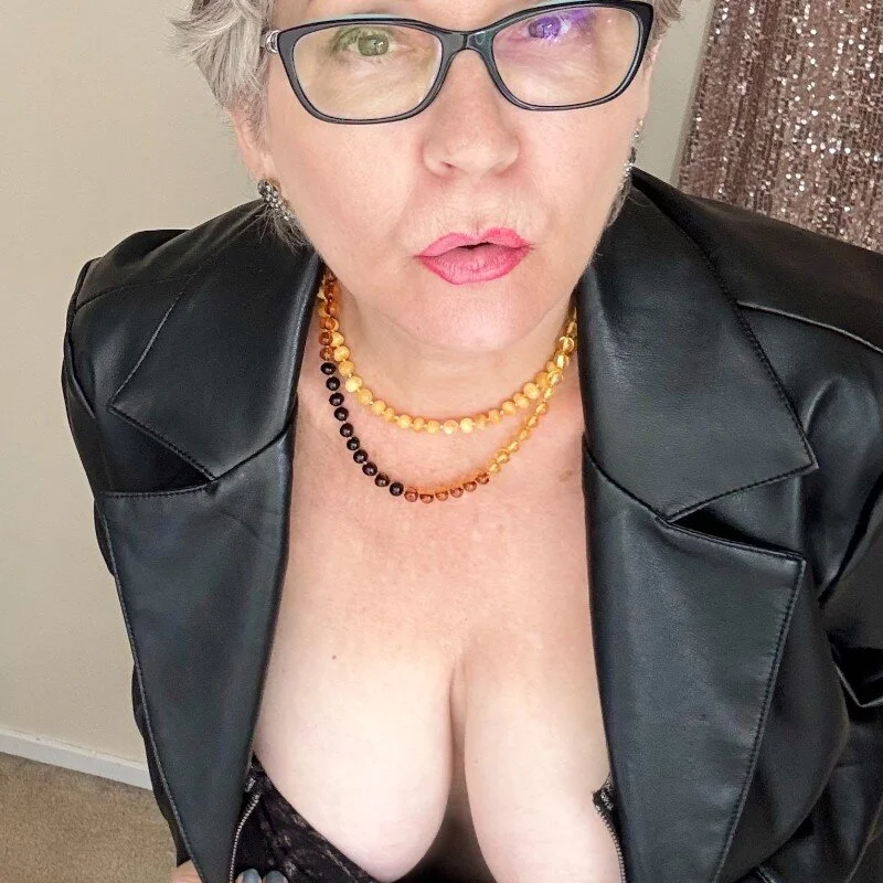 petradaniels live cam profile