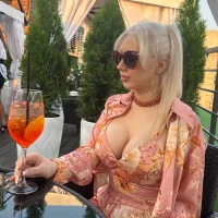 LaraHollywood 头  像图片