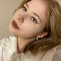 annie_blush's Profile Pic