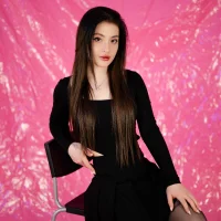 Emily_Less model avatar