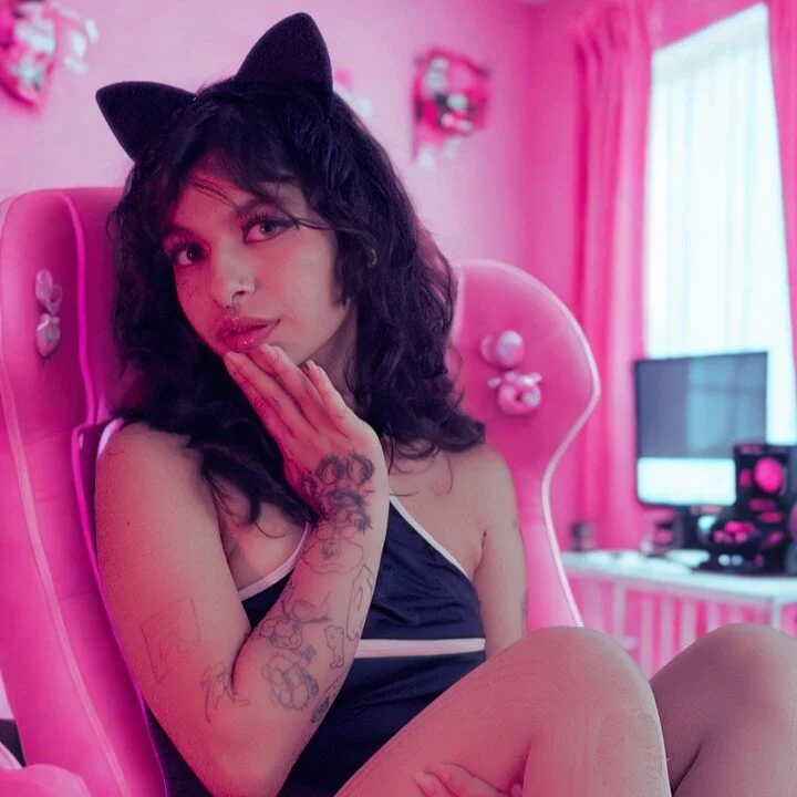 larah_uwu live cam profile