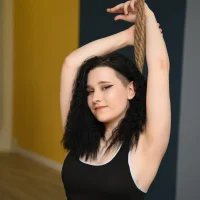 Maya_Mills Φωτ, Προφίλ