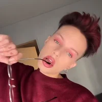 erikabrowncute's Avatar Pic