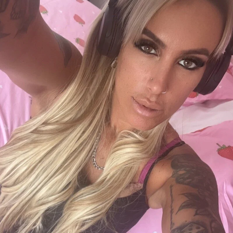 poppyinga1's nudes and profile