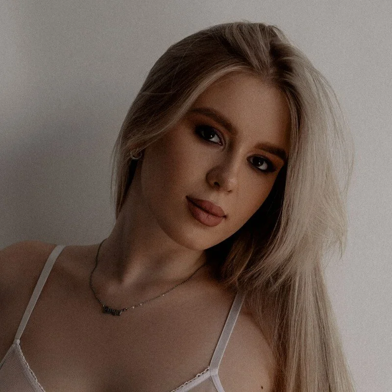 Lucyhornydoll_