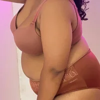 Curvey_Bloom webcam