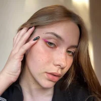 Alice_Froms Φωτ, Προφίλ