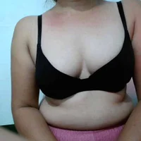 hotmommaxxx99's Offline Chat Room