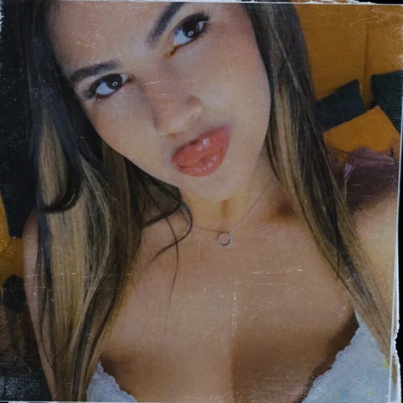 GiuliaHarvey live cam profile