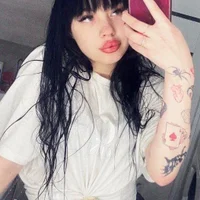 AngelaDi_ Φωτ, Προφίλ