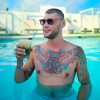 Gambar Profil GuyNextDoor4K