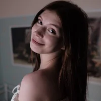 Verona_Nelson Φωτ, Προφίλ