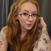 HousewifeRed's Avatar Pic