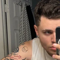 Youngstud2102 Φωτ, Προφίλ