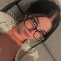 C_h_e_rr_y Poză de profil