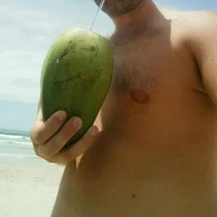 uneviesexy Φωτ, Προφίλ