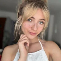 LuciaYoung's Avatar Pic