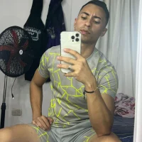 Alejandro_0810 webcam