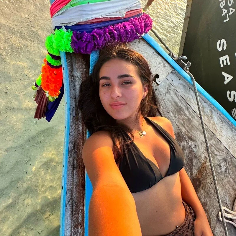 sarahsparkles20's nudes and profile