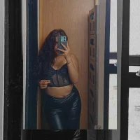 Bella_Pinkk model avatar